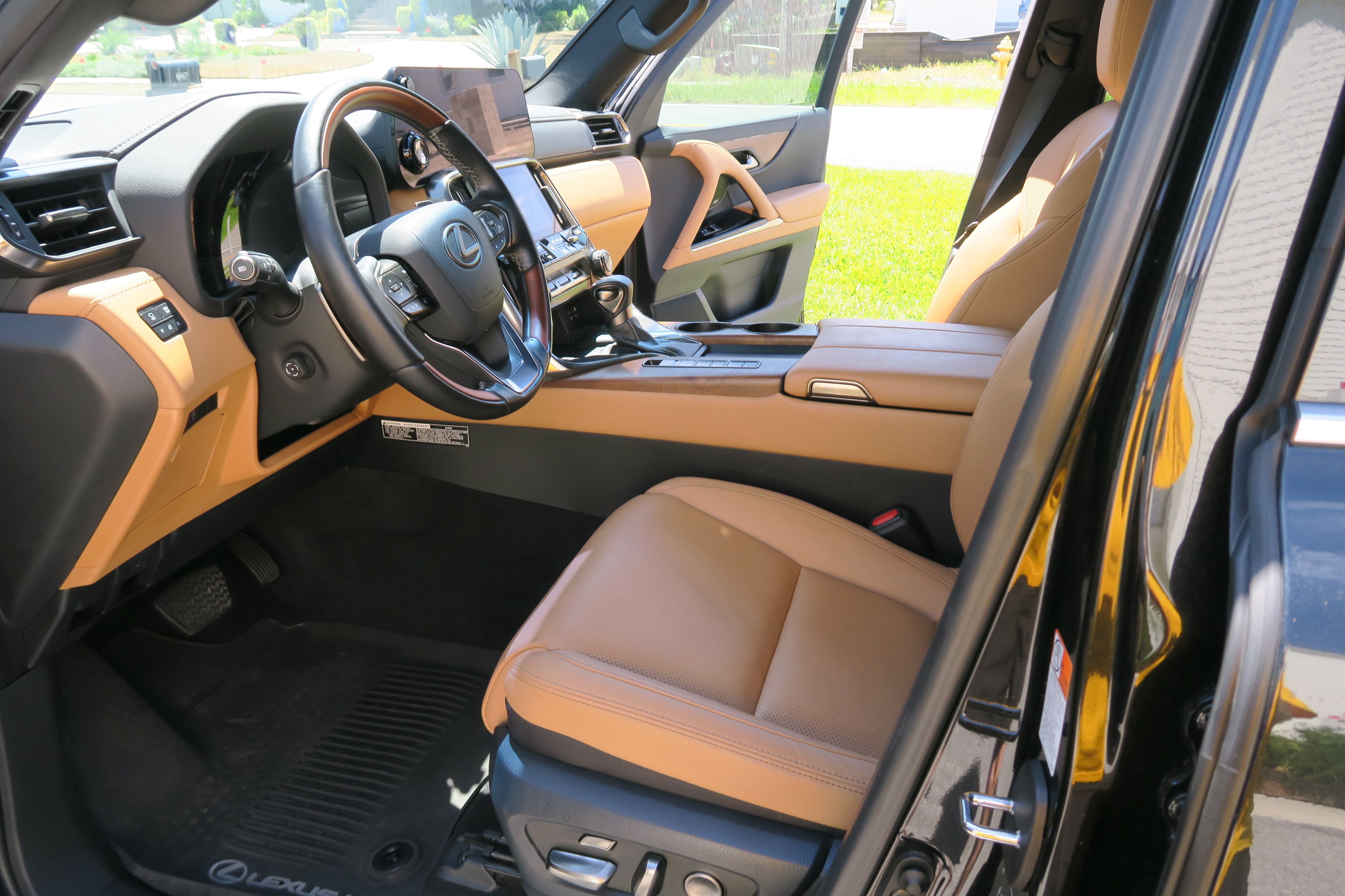 Used 2023 Lexus LX 600 4WD w/ Accessory Package (Z1) image 5