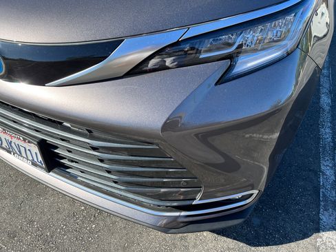 Used 2023 Toyota Sienna Limited image 24