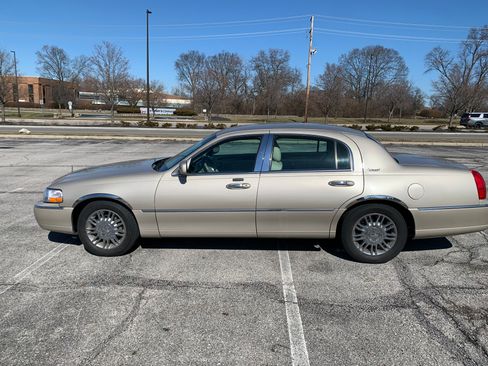 Used 2010 Lincoln Town Car Signature Limited image 9