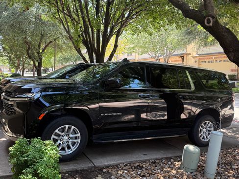 Used 2021 Chevrolet Suburban LT RWD image 4