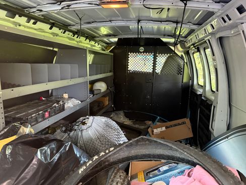 Used 2010 Chevrolet Express 2500 RWD image 12