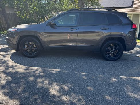 Used 2016 Jeep Cherokee Latitude FWD image 1