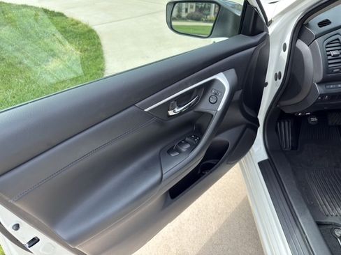 Used 2017 Nissan Altima 2.5 SR w/ Midnight Edition Package FWD image 12
