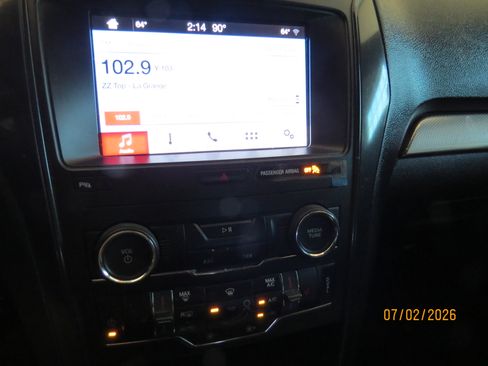 Used 2018 Ford Explorer XLT w/ Equipment Group 202A AWD/4WD image 13