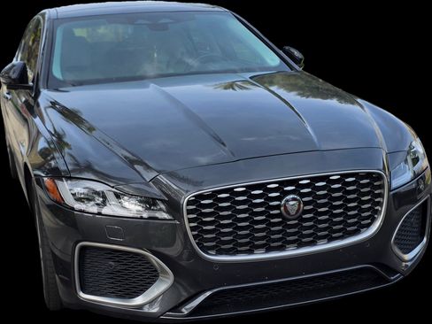 Used 2022 Jaguar XF SE image 2