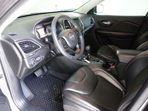 Used 2019 Jeep Cherokee Trailhawk w/ Comfort/Convenience Group AWD/4WD image 12
