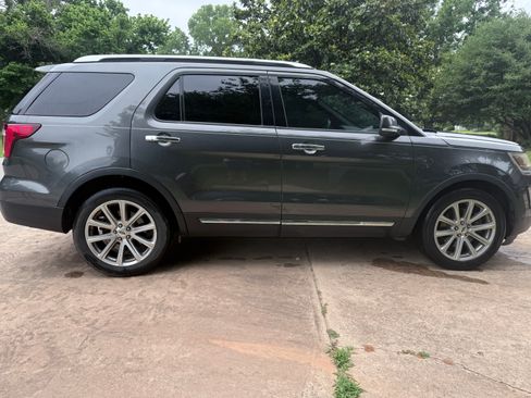 Used 2017 Ford Explorer Limited FWD image 1
