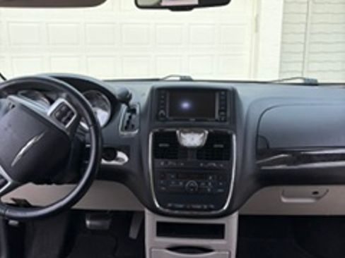 Used 2013 Chrysler Town & Country Touring FWD image 6