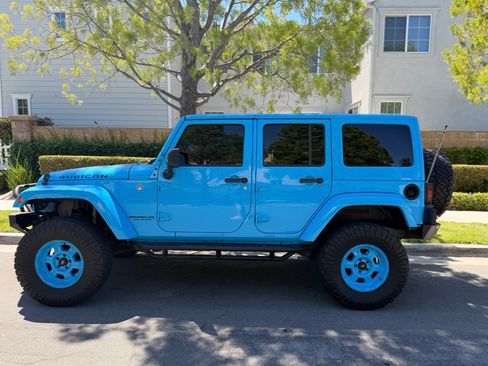 Used 2017 Jeep Wrangler Unlimited Rubicon w/ Connectivity Group AWD/4WD image 4