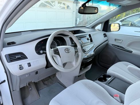 Used 2014 Toyota Sienna LE FWD image 16