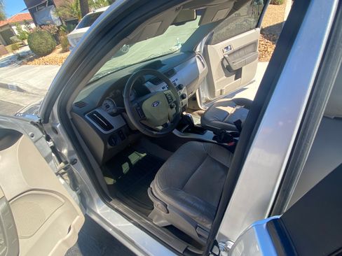 Used 2010 Ford Focus SEL image 6