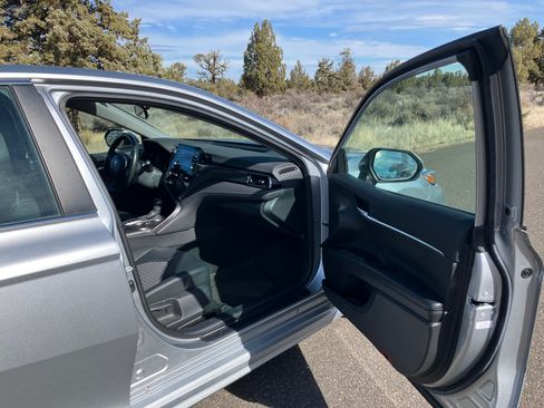 Used 2023 Toyota Camry SE w/ Cold Weather Package image 10