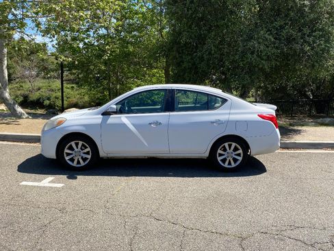Used 2014 Nissan Versa 1.8 S image 2