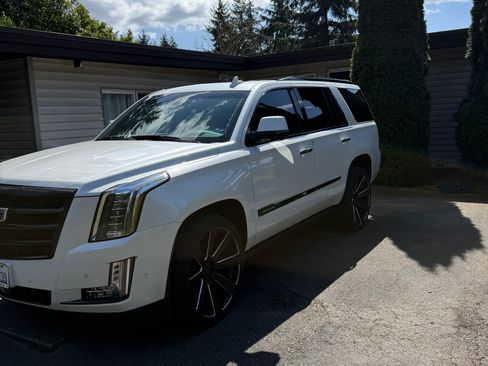 Used 2019 Cadillac Escalade Premium Luxury image 4