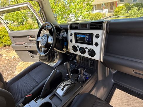 Used 2010 Toyota FJ Cruiser 4WD image 10