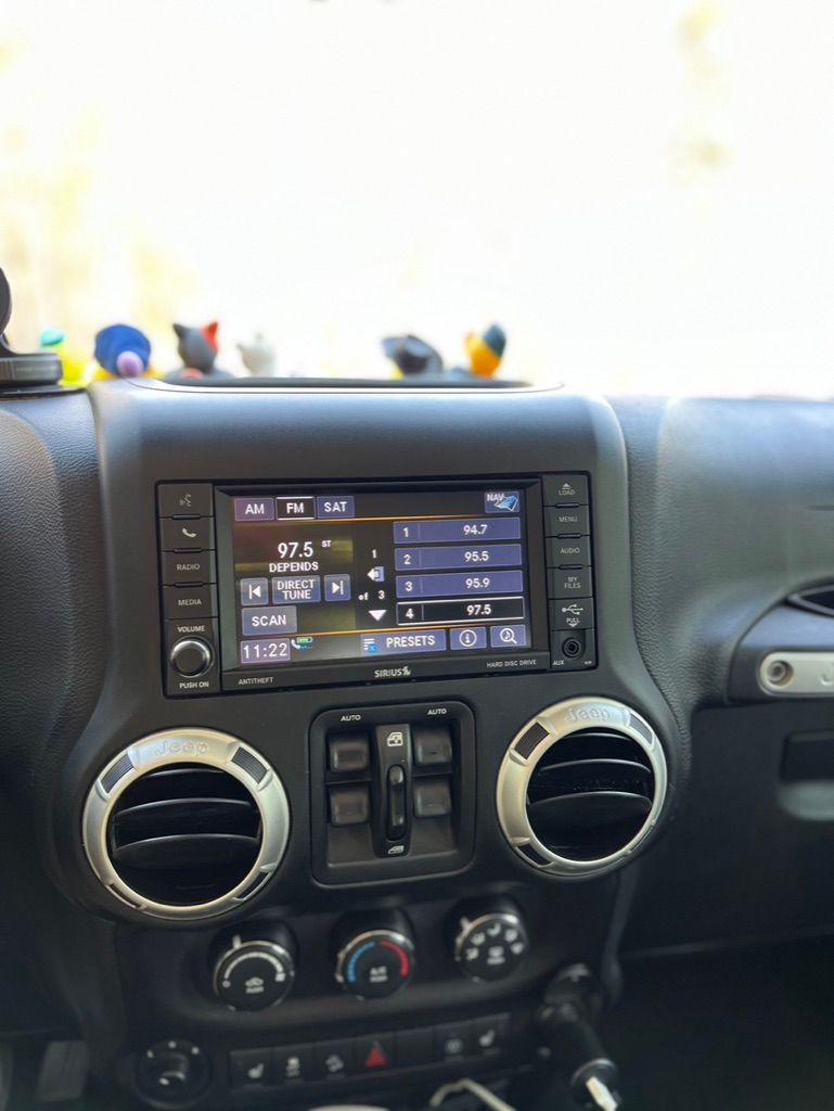 Used 2018 Jeep Wrangler Unlimited Sahara w/ Connectivity Group AWD/4WD image 17
