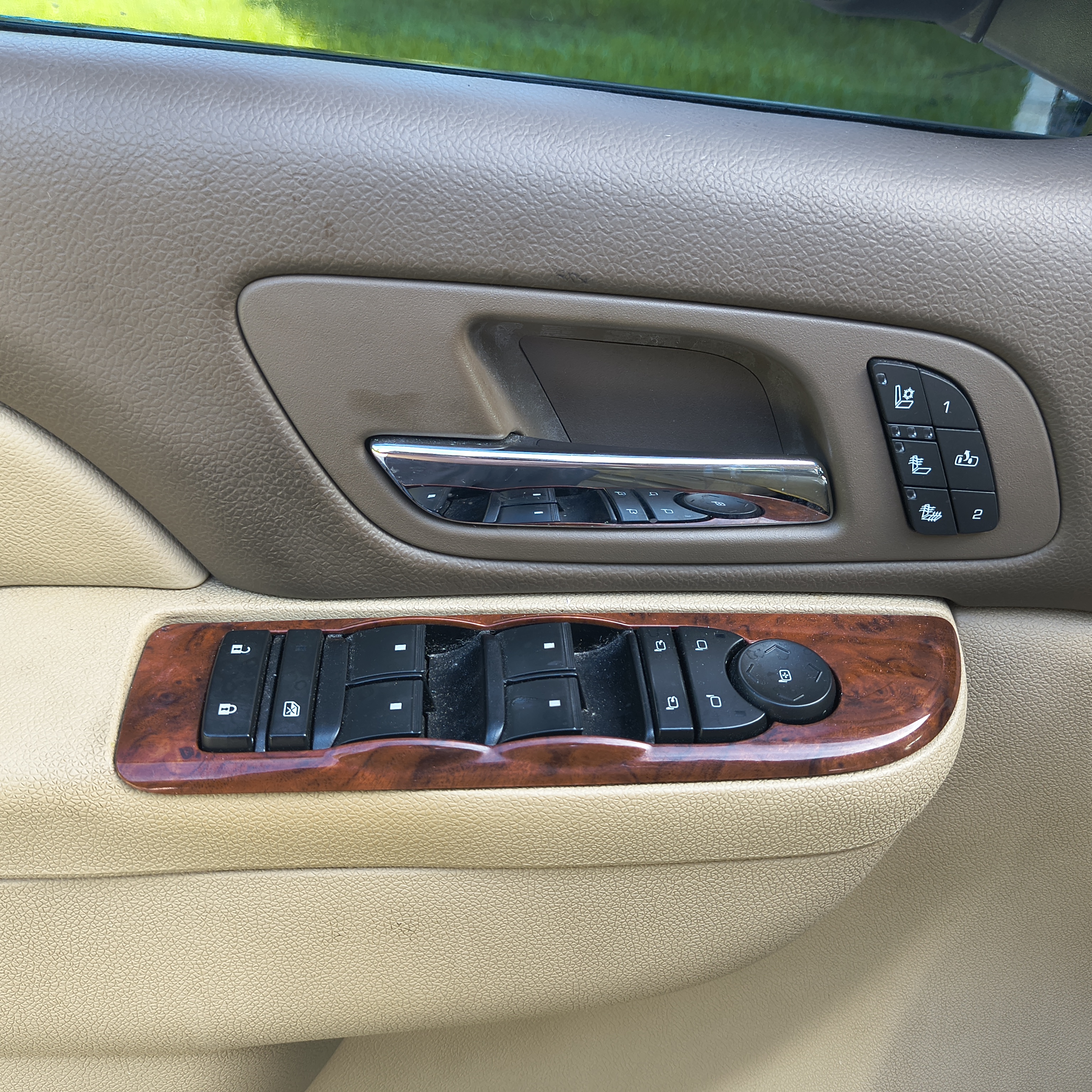 Used 2012 Chevrolet Avalanche LTZ AWD/4WD image 28