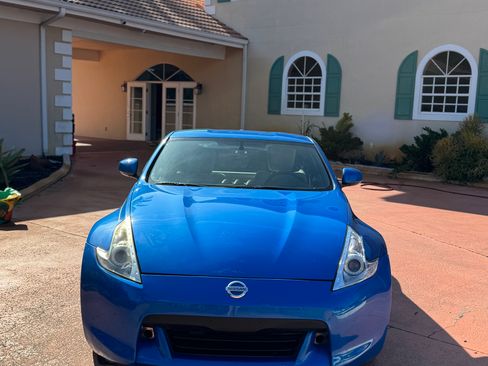 Used 2009 Nissan 370Z Touring image 2