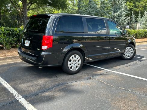 Used 2017 Dodge Grand Caravan SE w/ Power Window Group FWD image 2