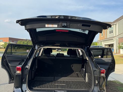 Used 2021 Toyota Highlander XLE AWD/4WD image 10