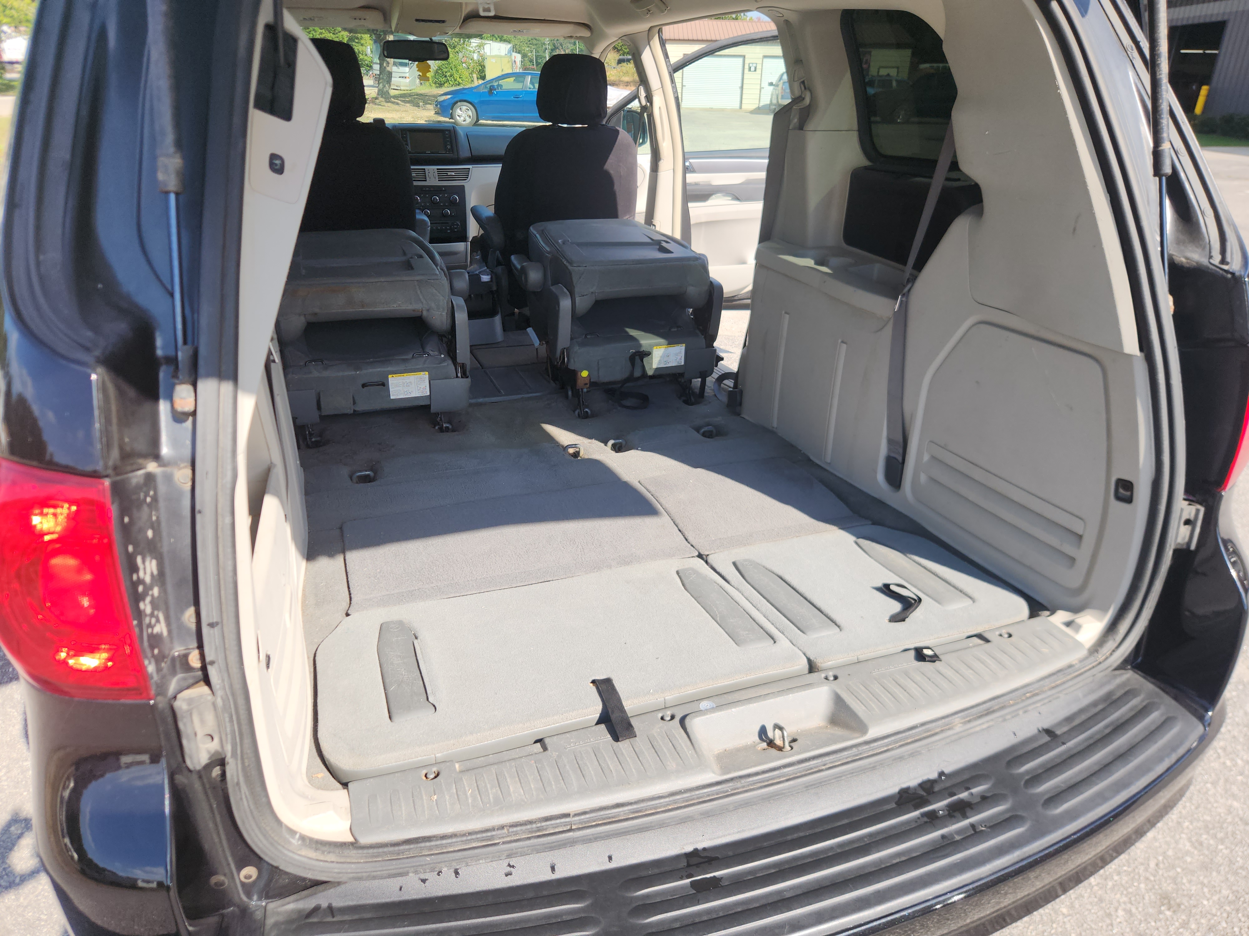 Used 2012 Volkswagen Routan SE FWD image 10
