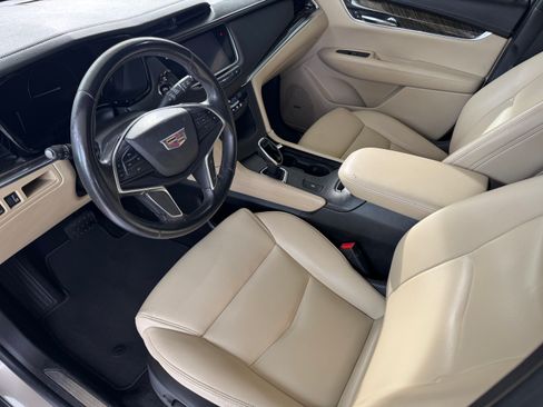 Used 2017 Cadillac XT5 FWD image 6