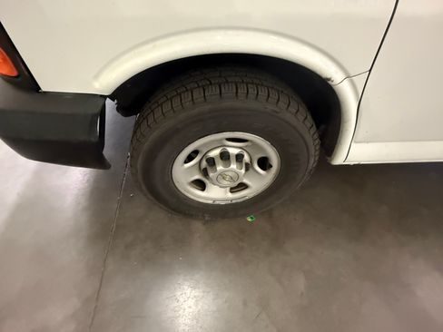 Used 2014 Chevrolet Express 2500 RWD image 4