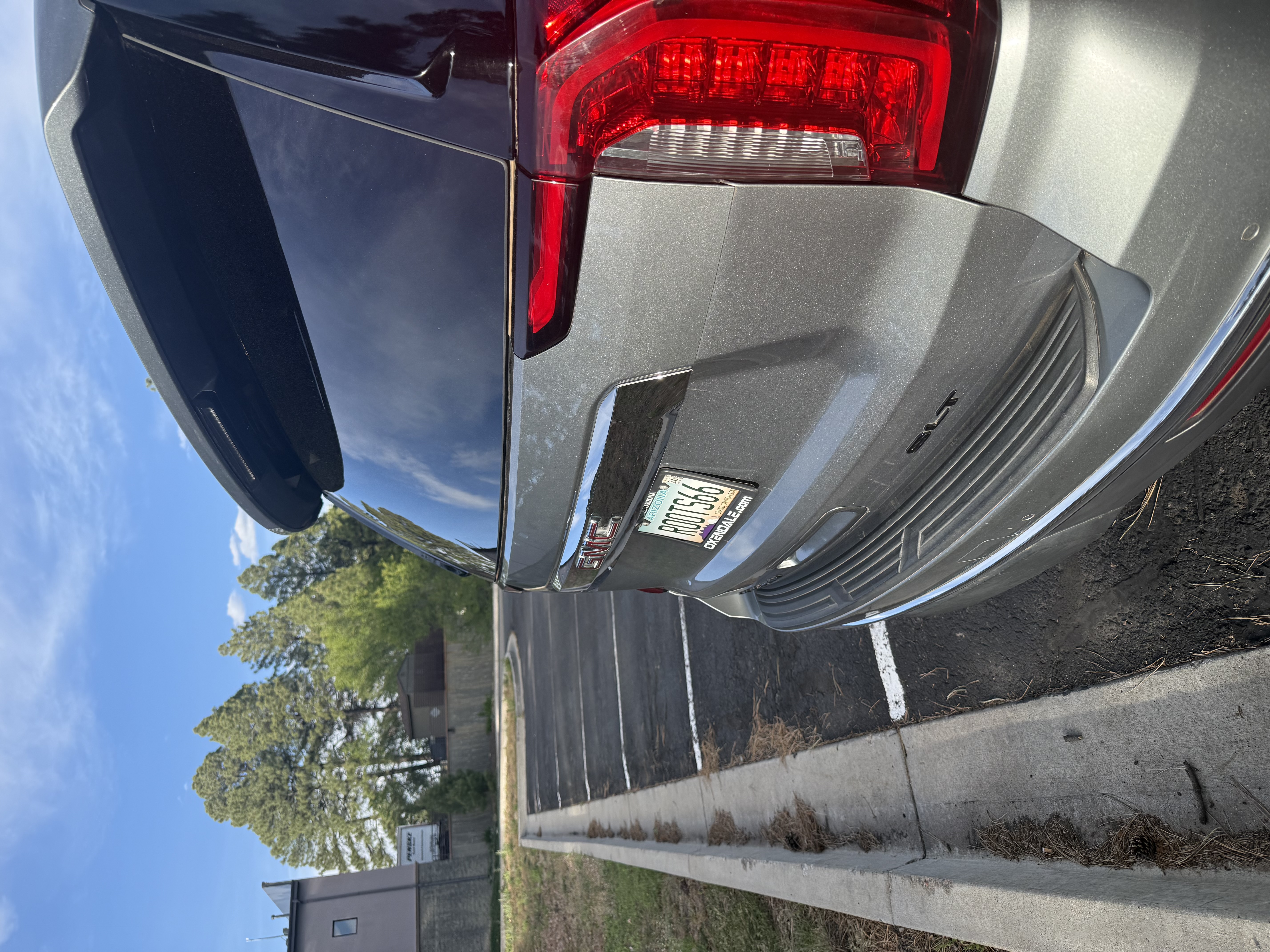 Used 2023 GMC Yukon SLT AWD/4WD image 2