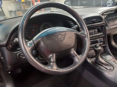 Used 1998 Chevrolet Corvette Coupe w/ Roof Pkg image 19