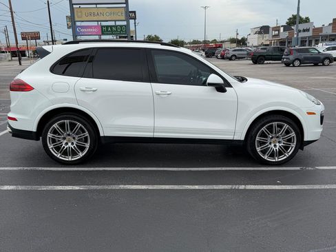 Used 2017 Porsche Cayenne Platinum Edition AWD/4WD image 2