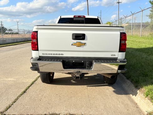Used 2015 Chevrolet Silverado 2500 LTZ RWD image 4