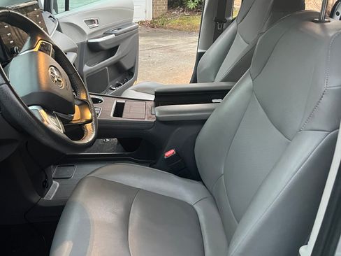 Used 2022 Toyota Sienna XLE FWD image 11