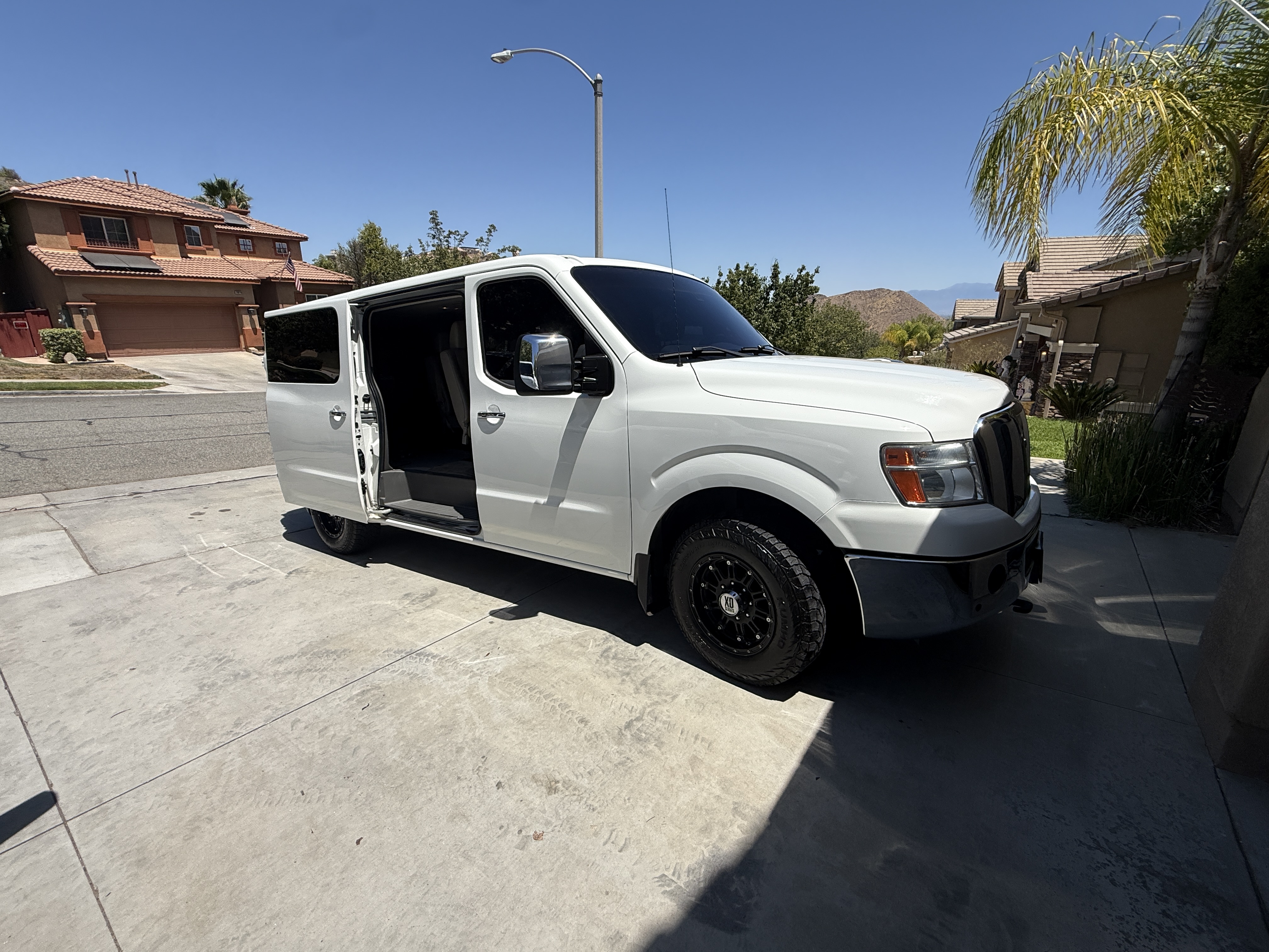 Used 2015 Nissan NV 3500 SL w/ Technology Package RWD image 13