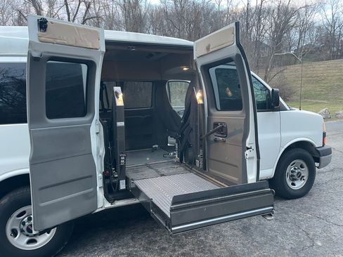 Used 2011 GMC Savana 2500 LT w/ LT Preferred Equipment Group image 8