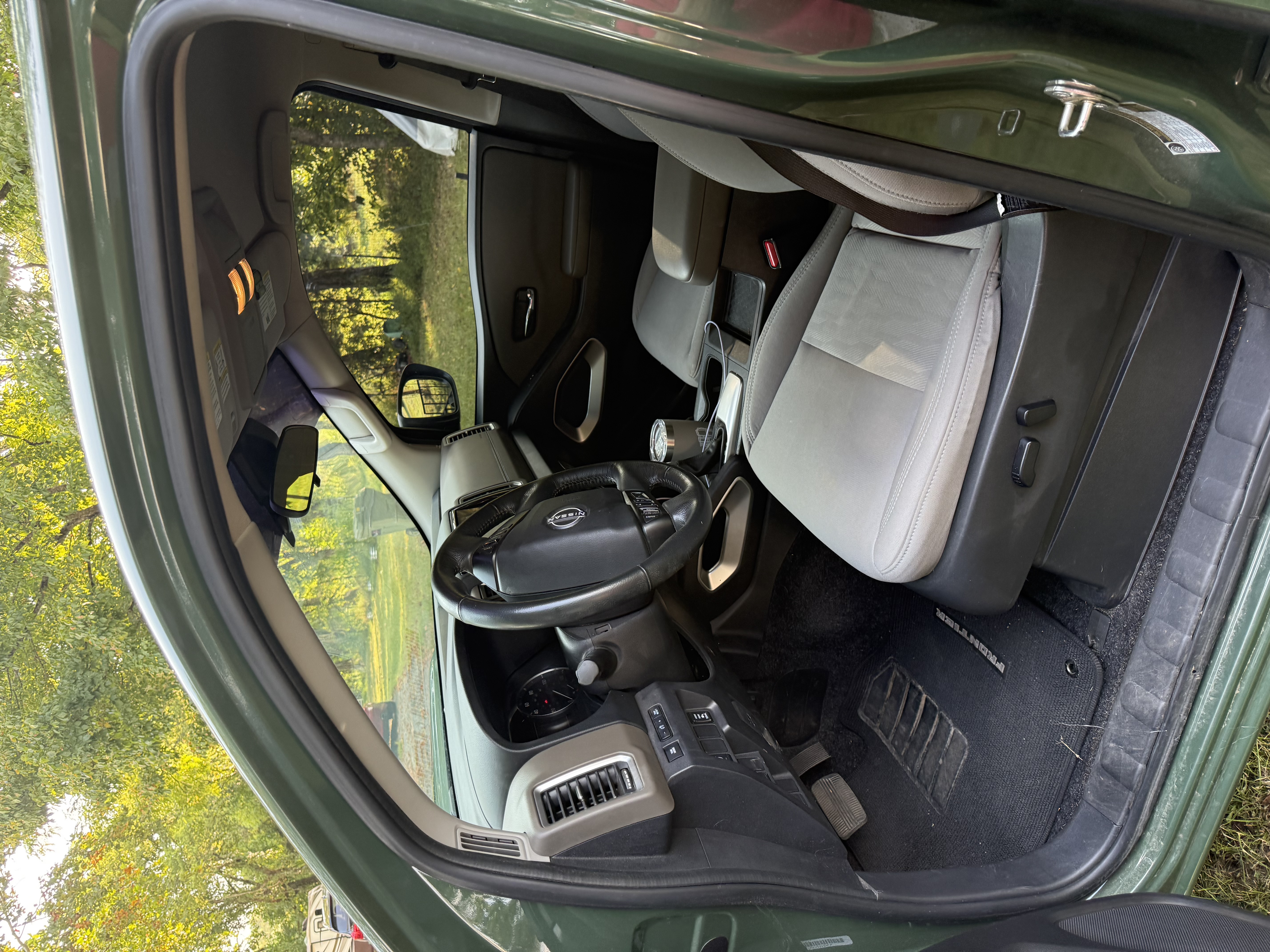 Used 2022 Nissan Frontier SV RWD image 2