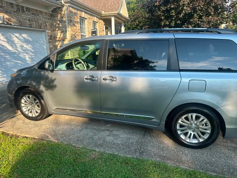 Used 2013 Toyota Sienna XLE w/ Premium Pkg FWD image 1