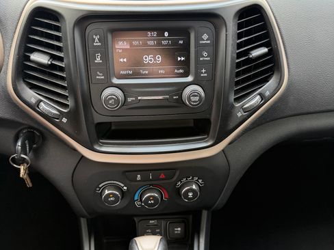 Used 2015 Jeep Cherokee Sport FWD image 16