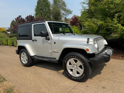 Used 2012 Jeep Wrangler Sahara w/ Connectivity Group AWD/4WD image 2
