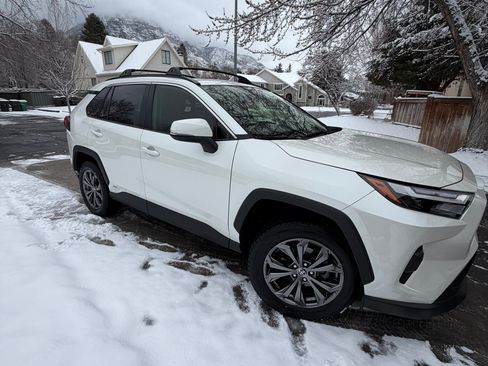 Used 2022 Toyota RAV4 XLE Premium image 4