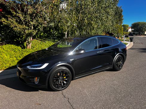 Used 2016 Tesla Model X 90D image 1