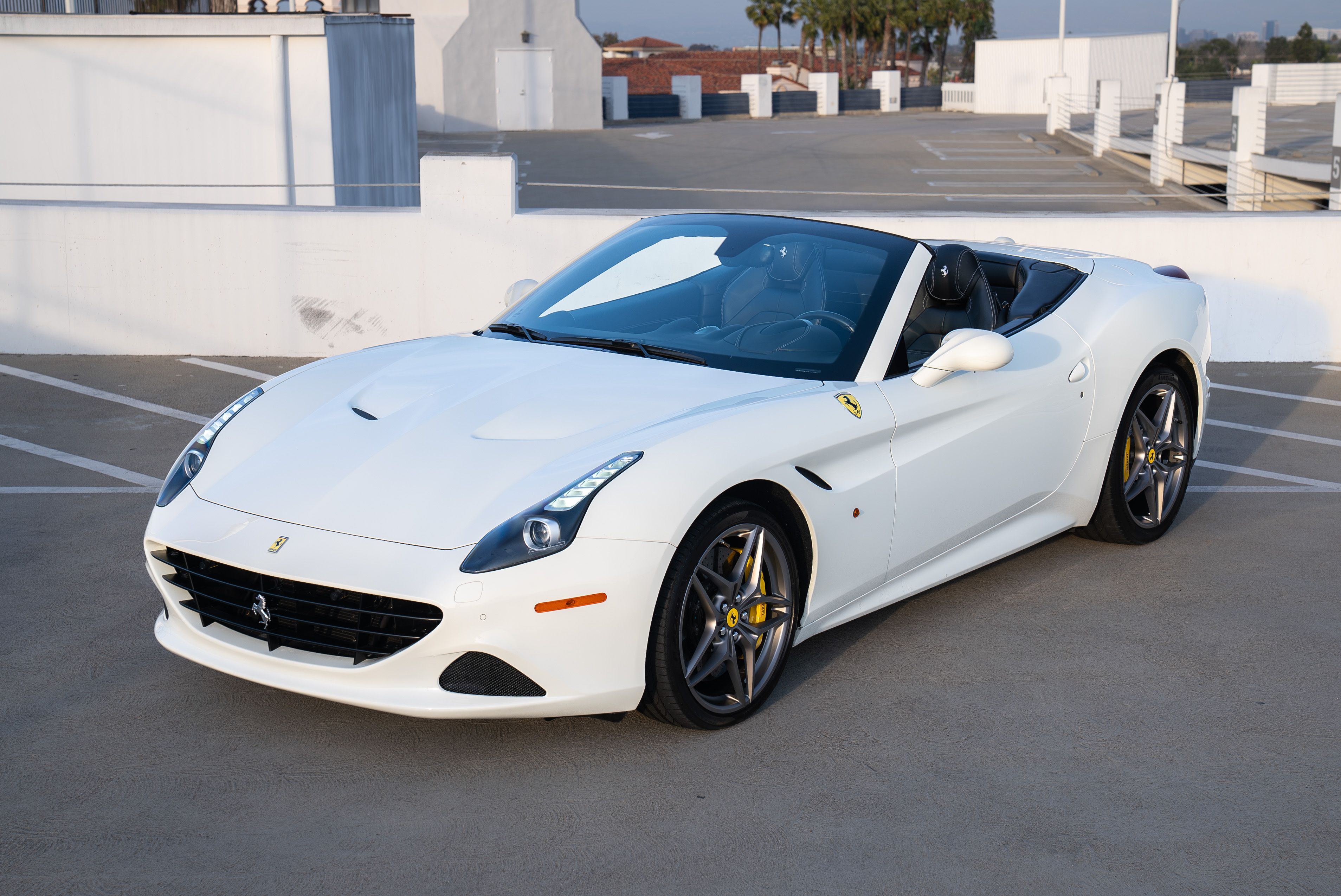 Used 2017 Ferrari California T RWD image 5
