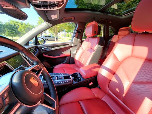 Used 2018 Porsche Macan Sport Edition image 2