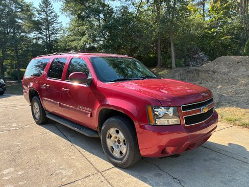 Used 2012 Chevrolet Suburban LS w/ Convenience Package 1 AWD/4WD image 8