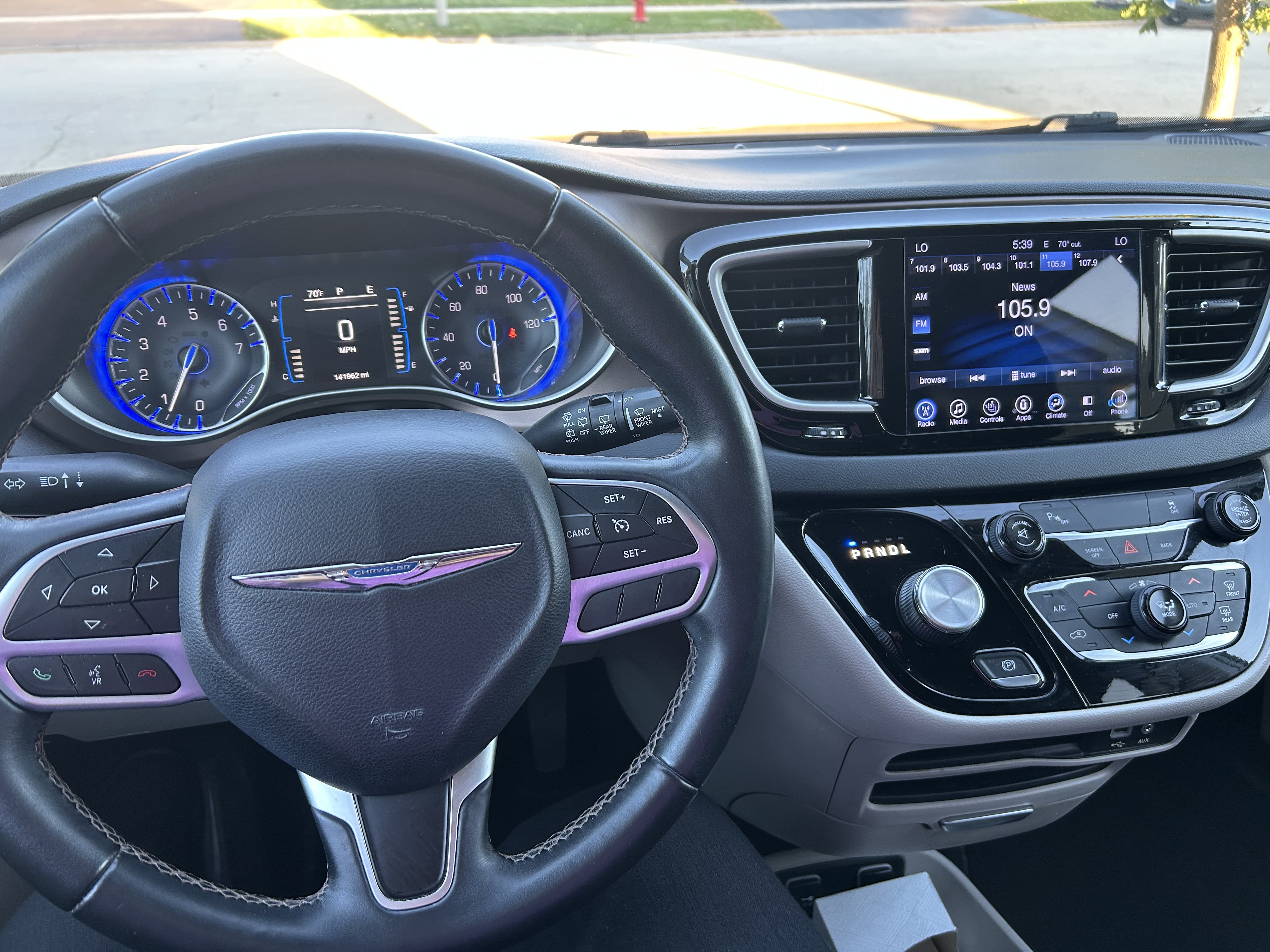 Used 2017 Chrysler Pacifica Touring-L FWD image 8