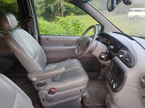Used 1999 Dodge Grand Caravan ES image 2