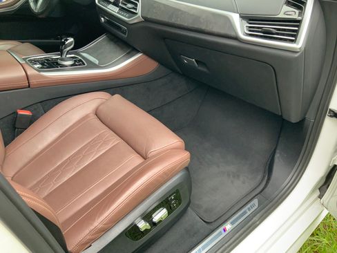 Used 2022 BMW X5 xDrive40i w/ M Sport Package AWD/4WD image 11
