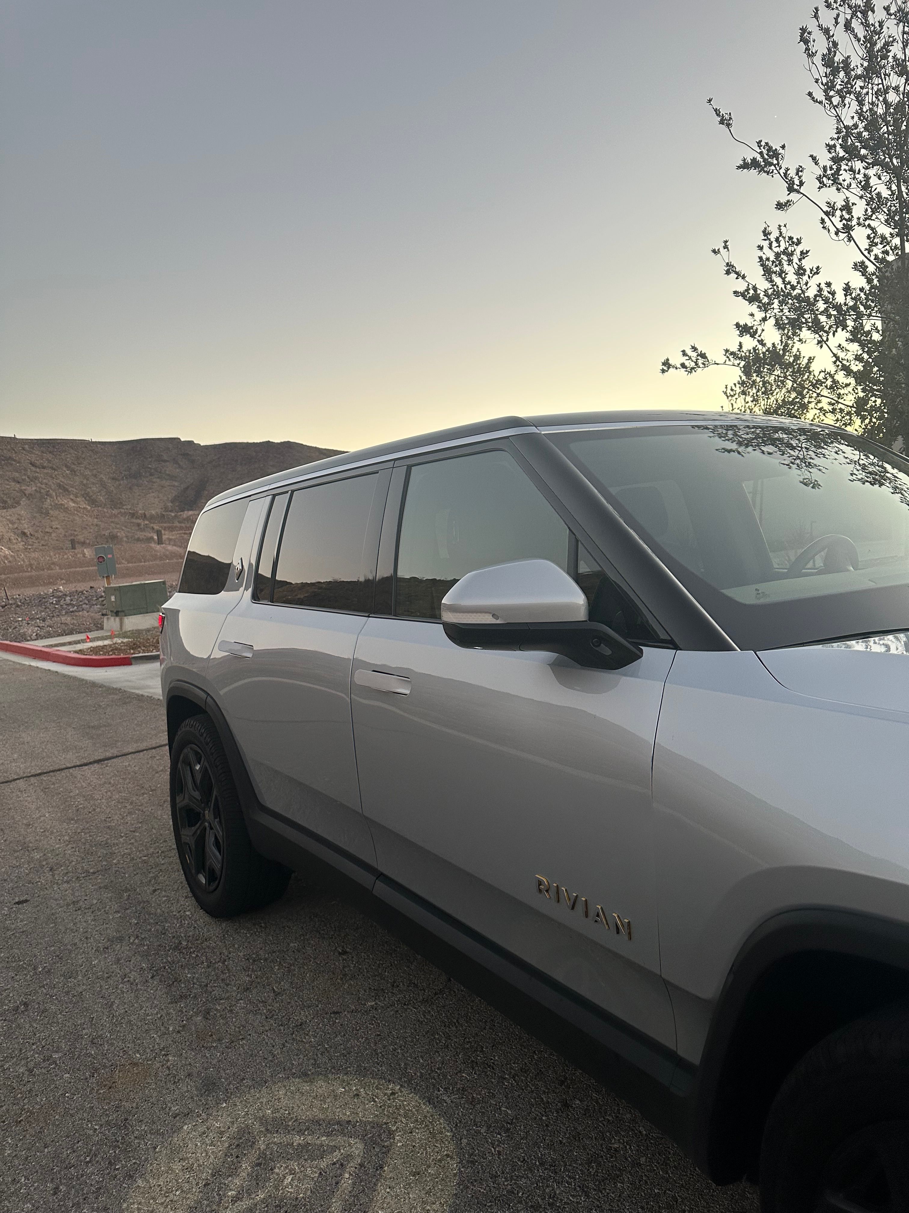 Used 2023 Rivian R1S Adventure AWD/4WD image 2