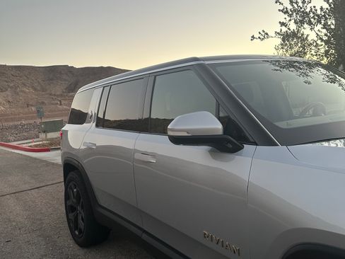 Used 2023 Rivian R1S Adventure AWD/4WD image 2