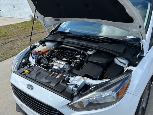 Used 2018 Ford Focus SE w/ SE Appearance Package image 18