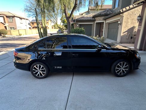 Used 2017 Volkswagen Jetta SE image 2